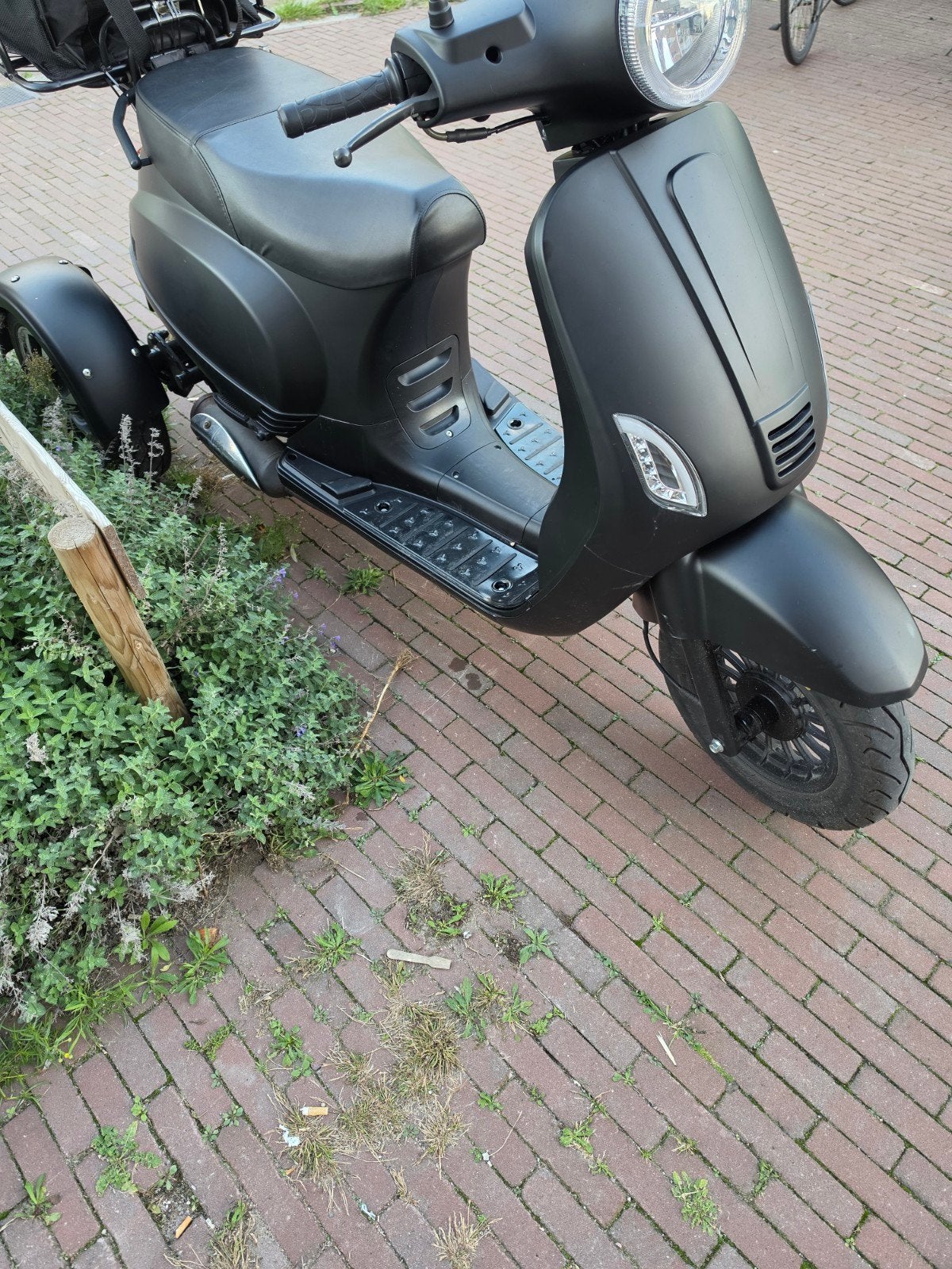 Zwarte driewieler scooter Zonder rijbewijs en helm, Ophalen, Zo goed als nieuw, Benzine, Overige merken