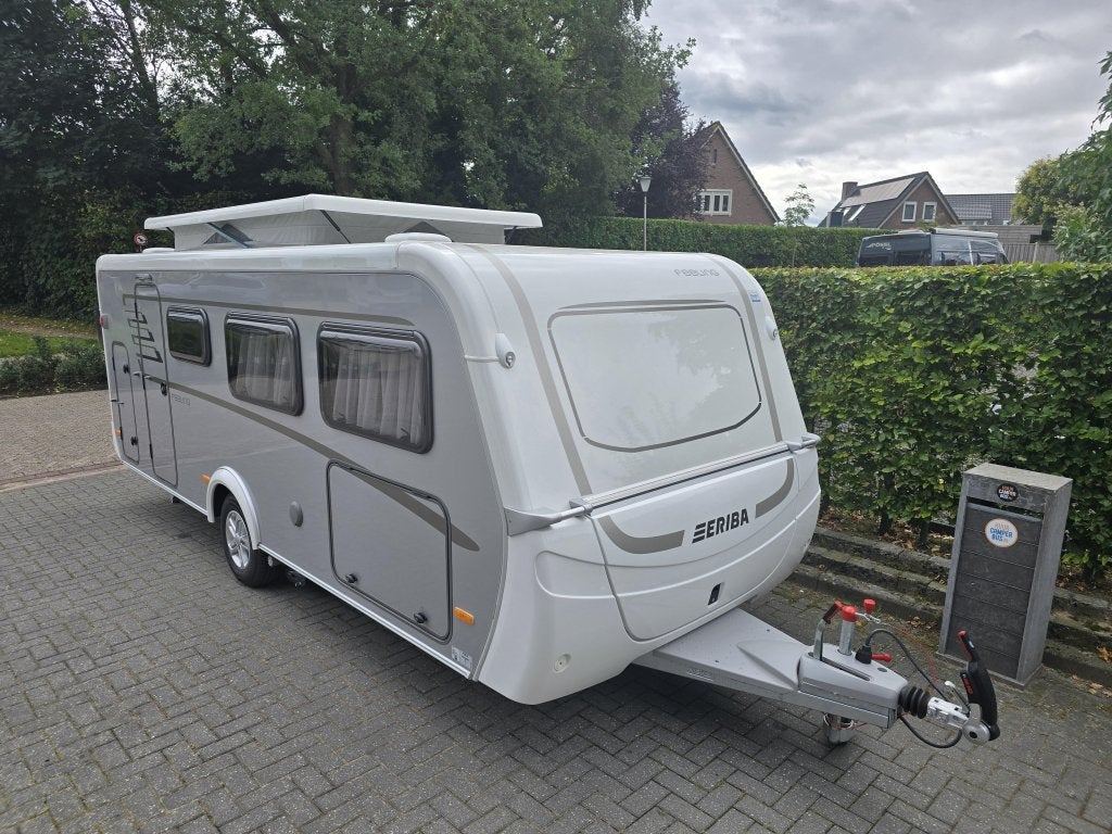 Eriba Feeling 515 stapelbed, hefdak en mover, Dwarsbed, Schokbreker, Bedrijf, Treinzit