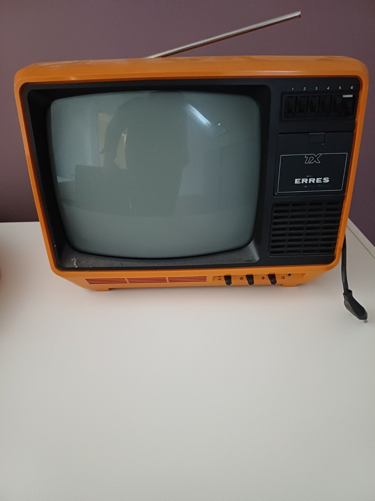 Vintage Erres TX draagbare kleurentelevisie - Oranje, Audio, Tv en Foto, Vintage Televisies, Ophalen, Gebruikt, Minder dan 40 cm