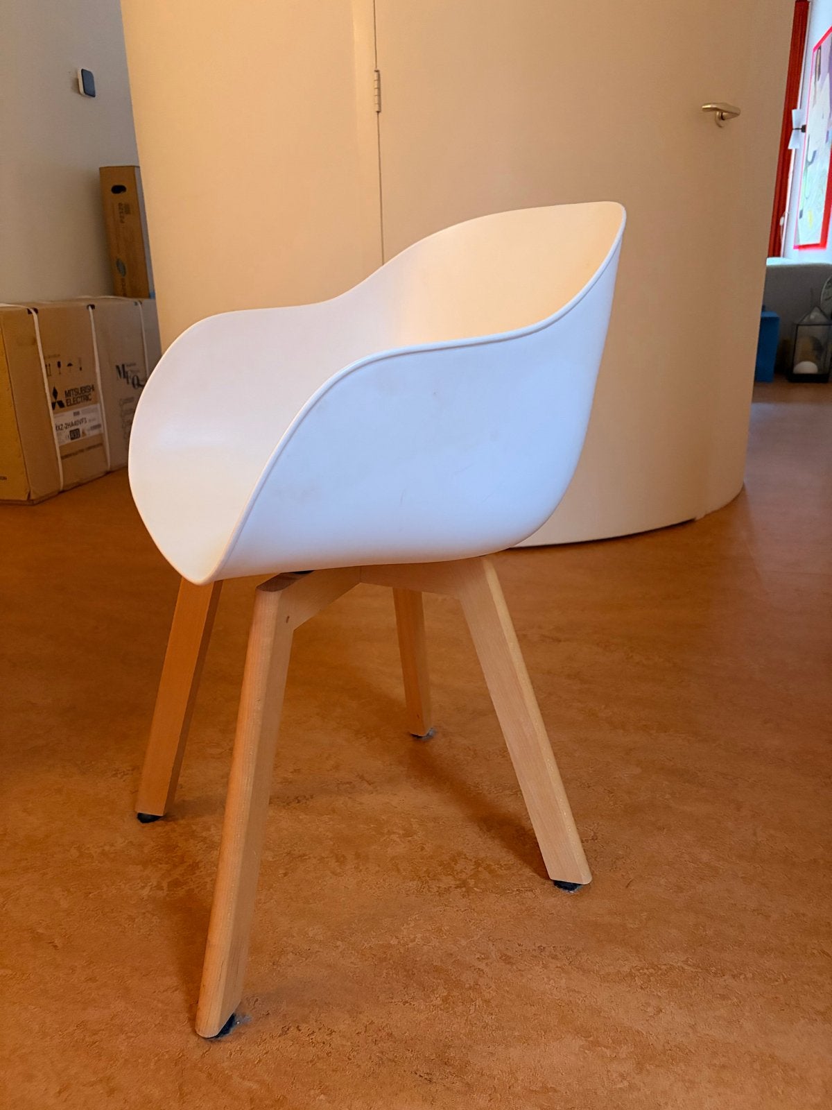 Moderne witte stoel met houten poten, Huis en Inrichting, Ophalen, Wit, Zo goed als nieuw, Eén