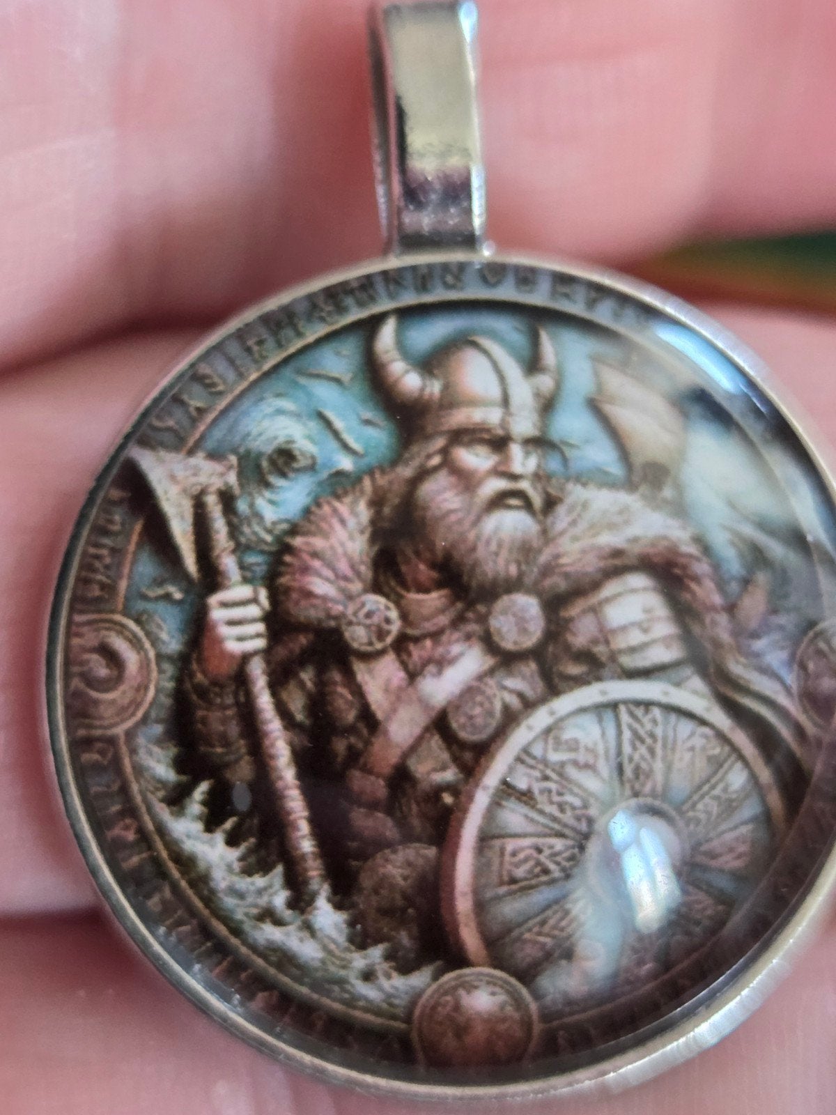 Glazen hanger met Viking afbeelding op is op, Glas of Kristal, Nieuw, Ophalen of Verzenden, Overige kleuren