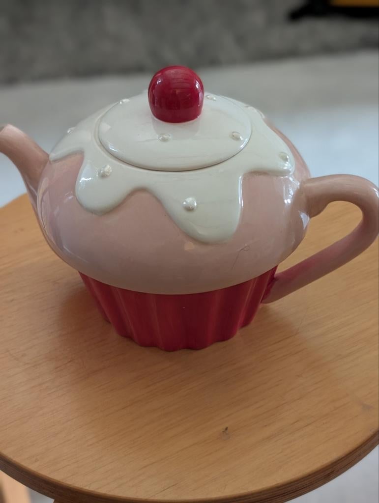 Leuke theepot in cupcake vorm - roze met rode details, Keramiek, Overige typen, Ophalen of Verzenden, Zo goed als nieuw