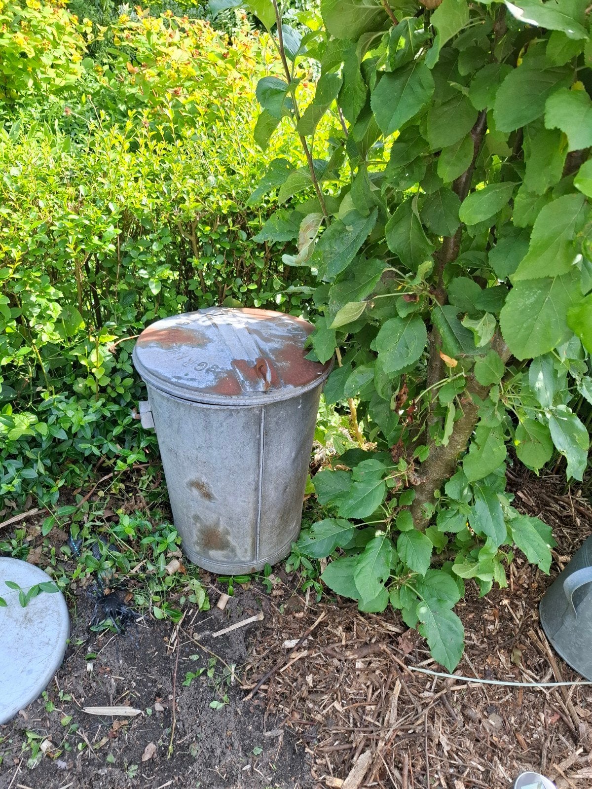 Zinken vuilnisbak en 2 gieters, Tuin en Terras, Gieters, Ophalen, Gebruikt, Metaal