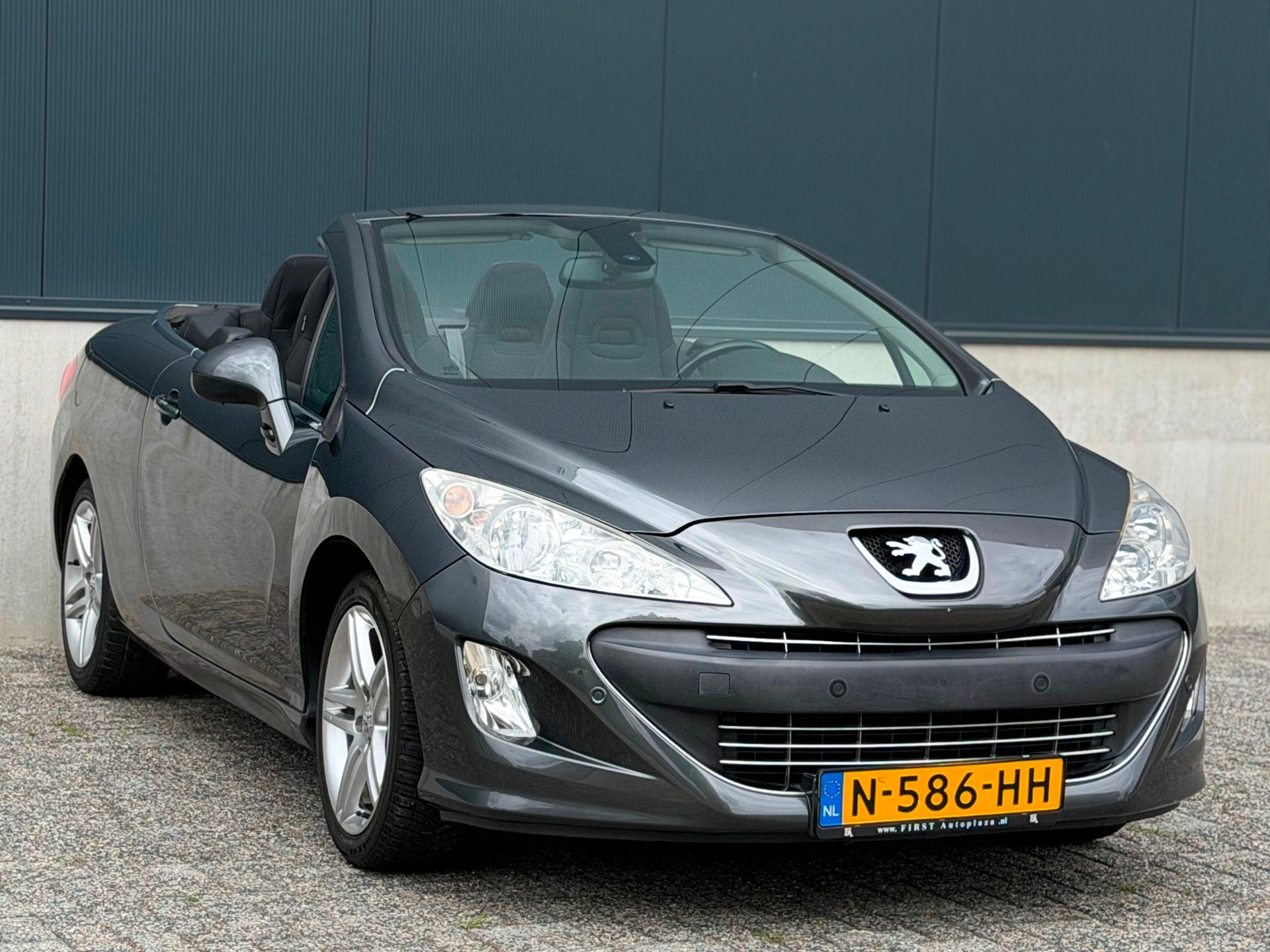 Foto 3 van Peugeot 308 CC 1.6 THP Noir & Blanc STOELVERW/AIRCO/CRUISE |