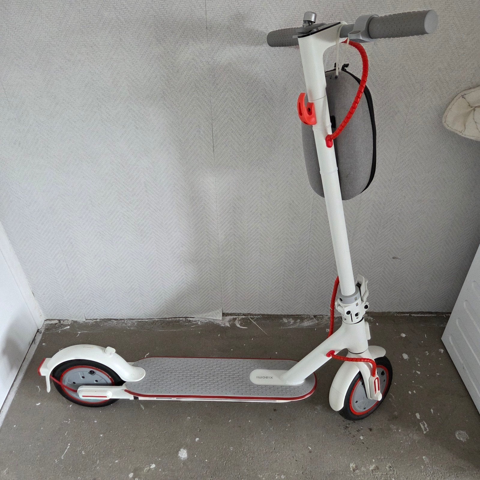 Witte Xiaomi Electric Scooter 3 Lite met rode accenten, Fietsen en Brommers, Steps, Ophalen, Zo goed als nieuw, Elektrische step (E-scooter)