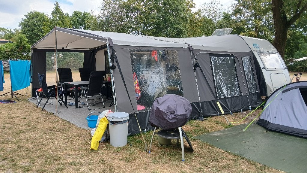 Eifelland Holiday 500 uit 2001 + voortent, luifel & 2 erkers, Caravans en Kamperen, Omvormbare zithoek, 5 tot 6 meter, Tot en met 4