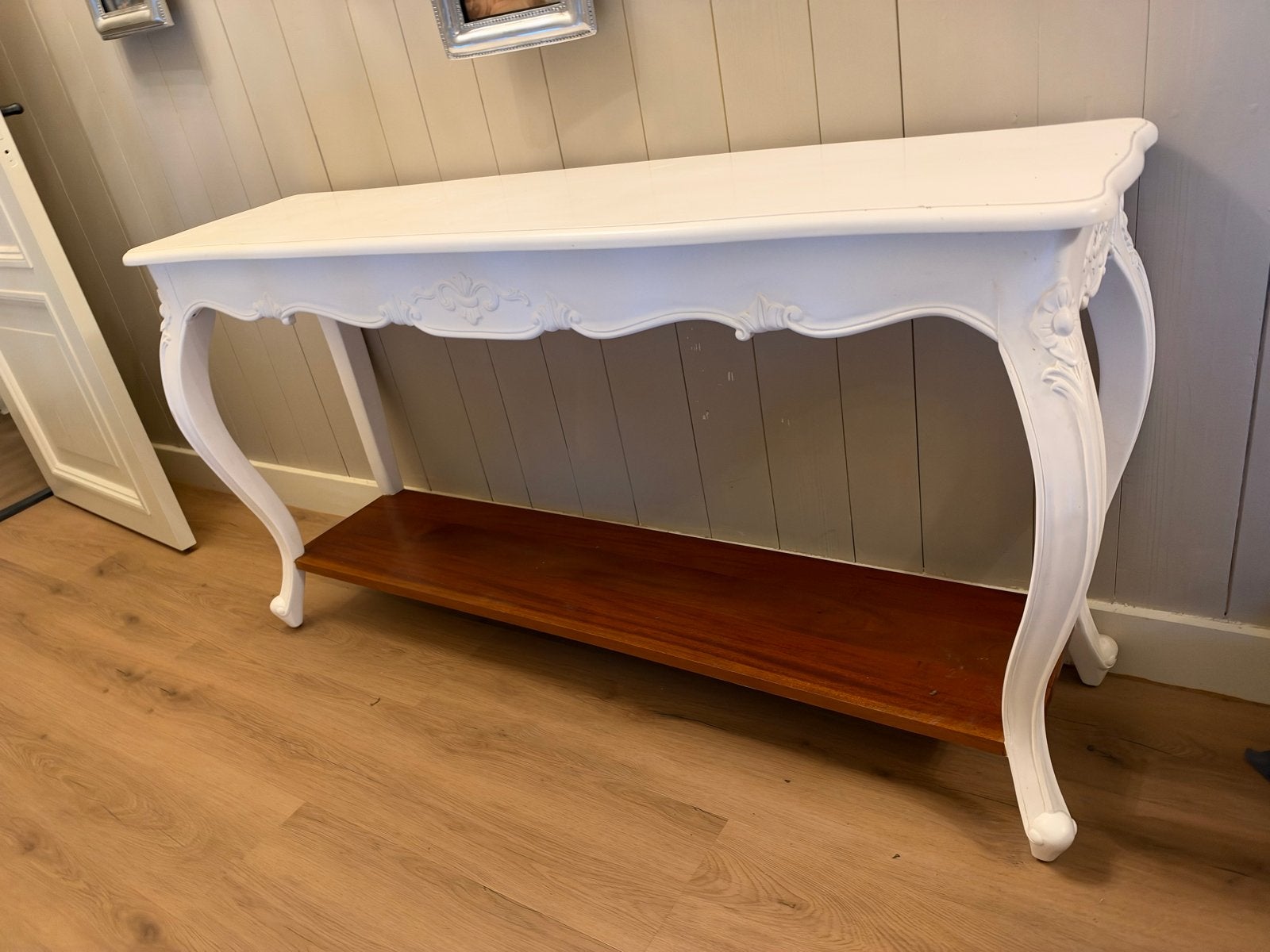 Sierlijke witte sidetable met houten onderblad, Huis en Inrichting, Ophalen, Gebruikt, 100 tot 150 cm, Overige houtsoorten