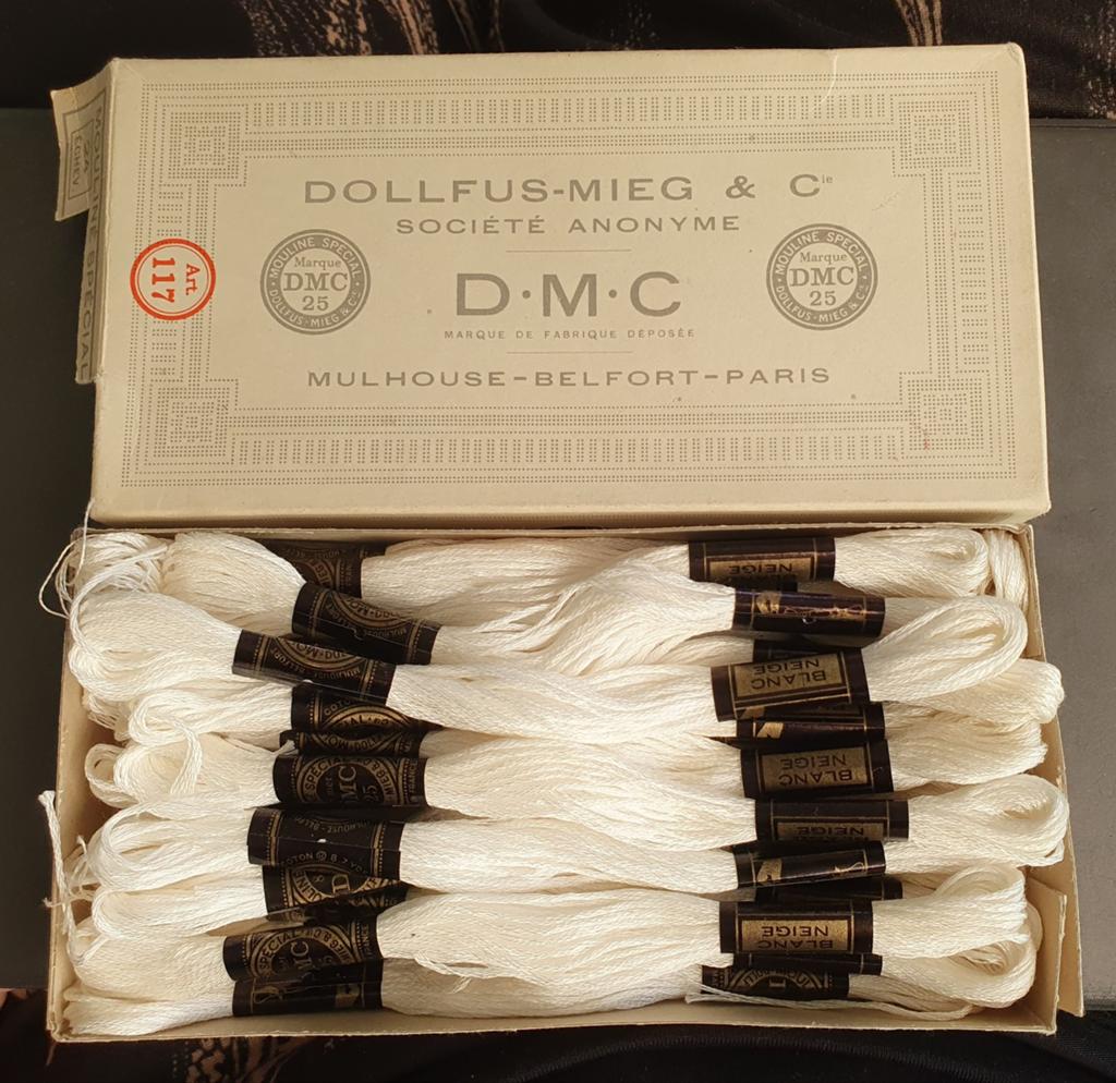 vintage DMC doosje 19x strengen wit mouliné borduurgaren, Verzenden, Nieuw, Borduurgaren of Zijde