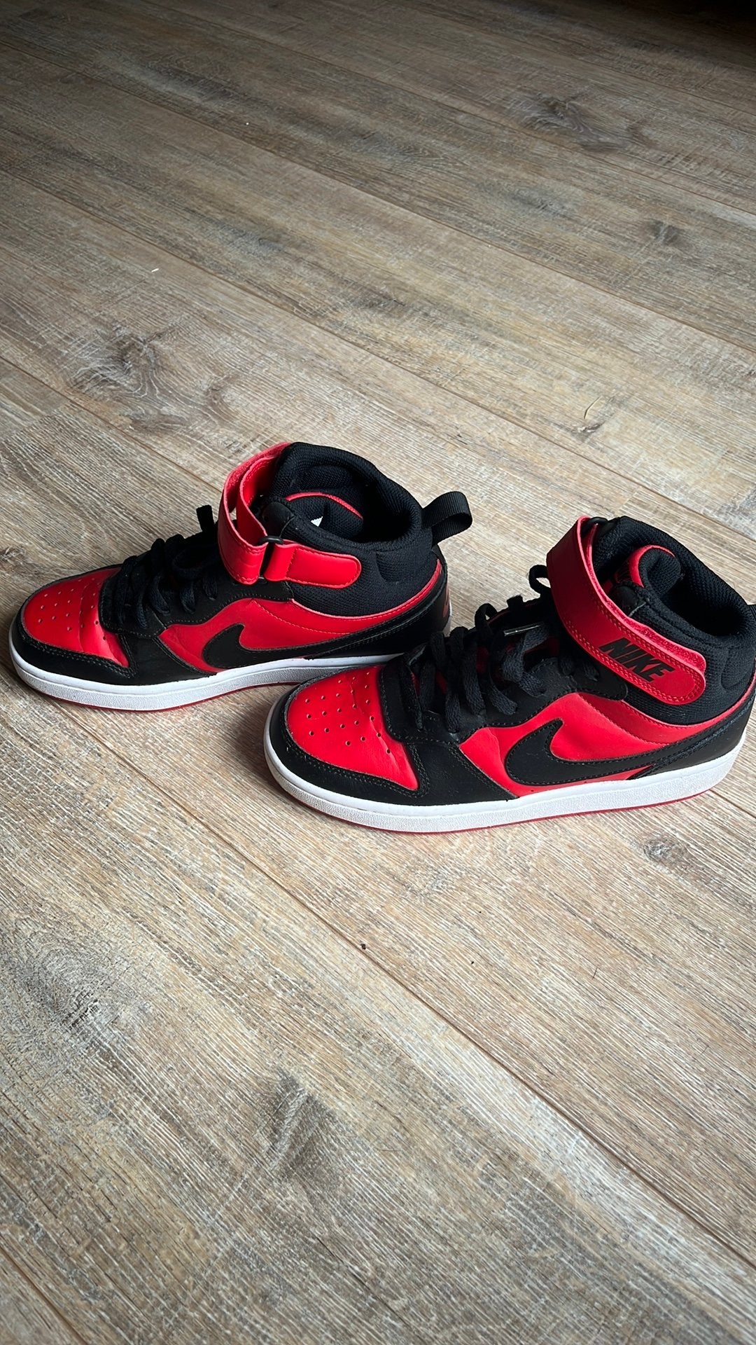 Nike COURT BOROUGH MID 2 Rood Zwart maat 38, Ophalen of Verzenden, Zo goed als nieuw, Jongen of Meisje, Sportschoenen
