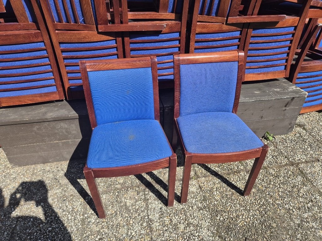 Gratis! 34 stevige houten stoelen, Ophalen, Gebruikt, Bruin, Vijf, Zes of meer stoelen