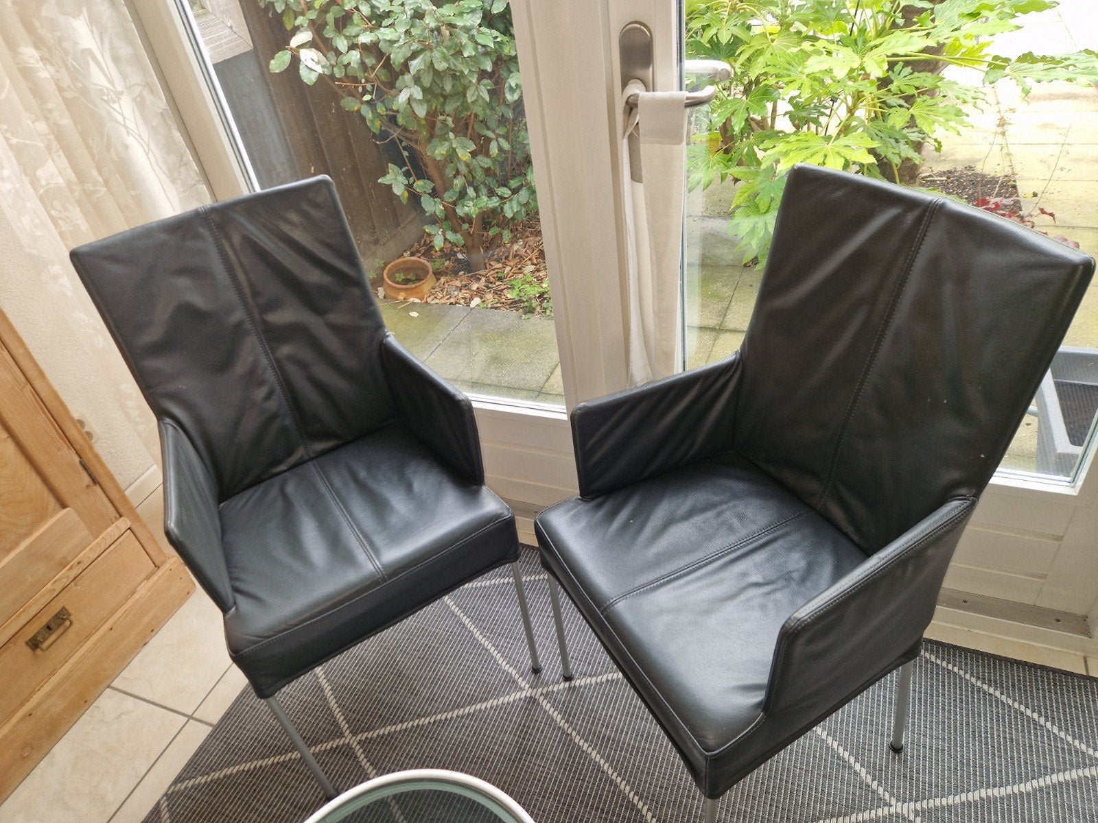 4x grijs leren eetkamerstoelen met armleuningen, Huis en Inrichting, Ophalen, Gebruikt, Zwart, Vier