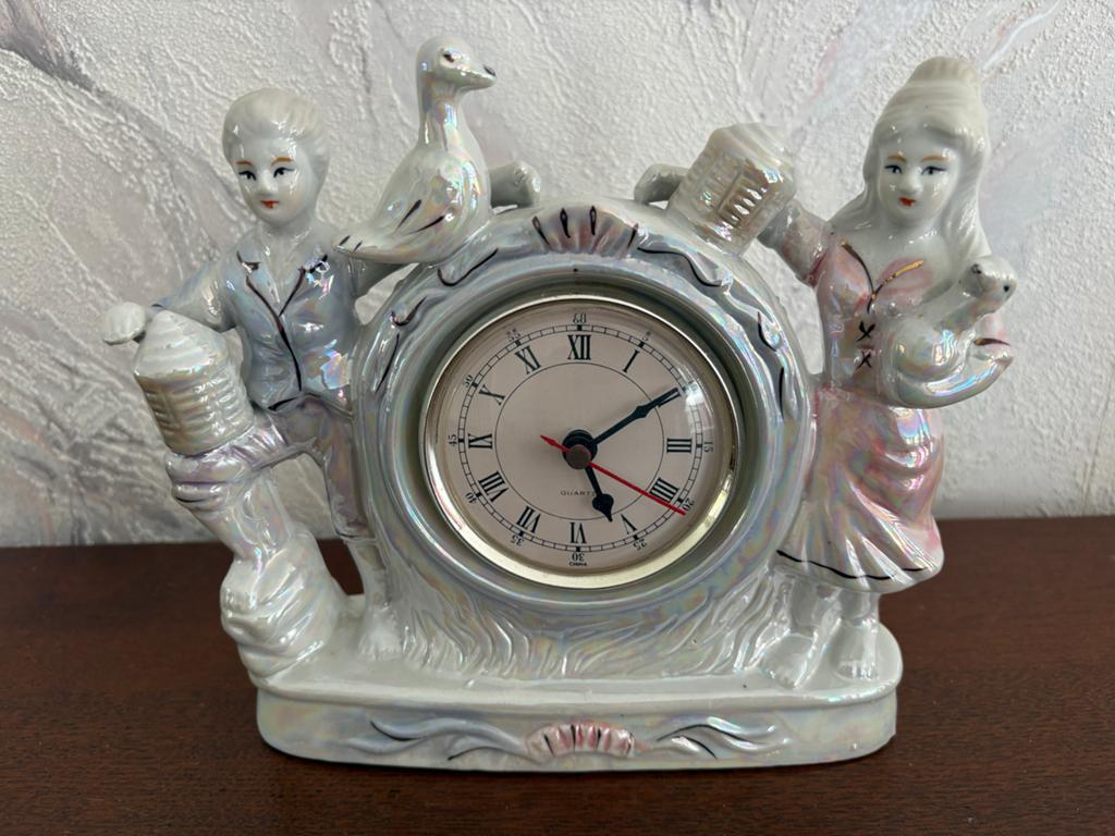 Vintage porseleinen klok met figuren en parelmoerglans, Ophalen of Verzenden
