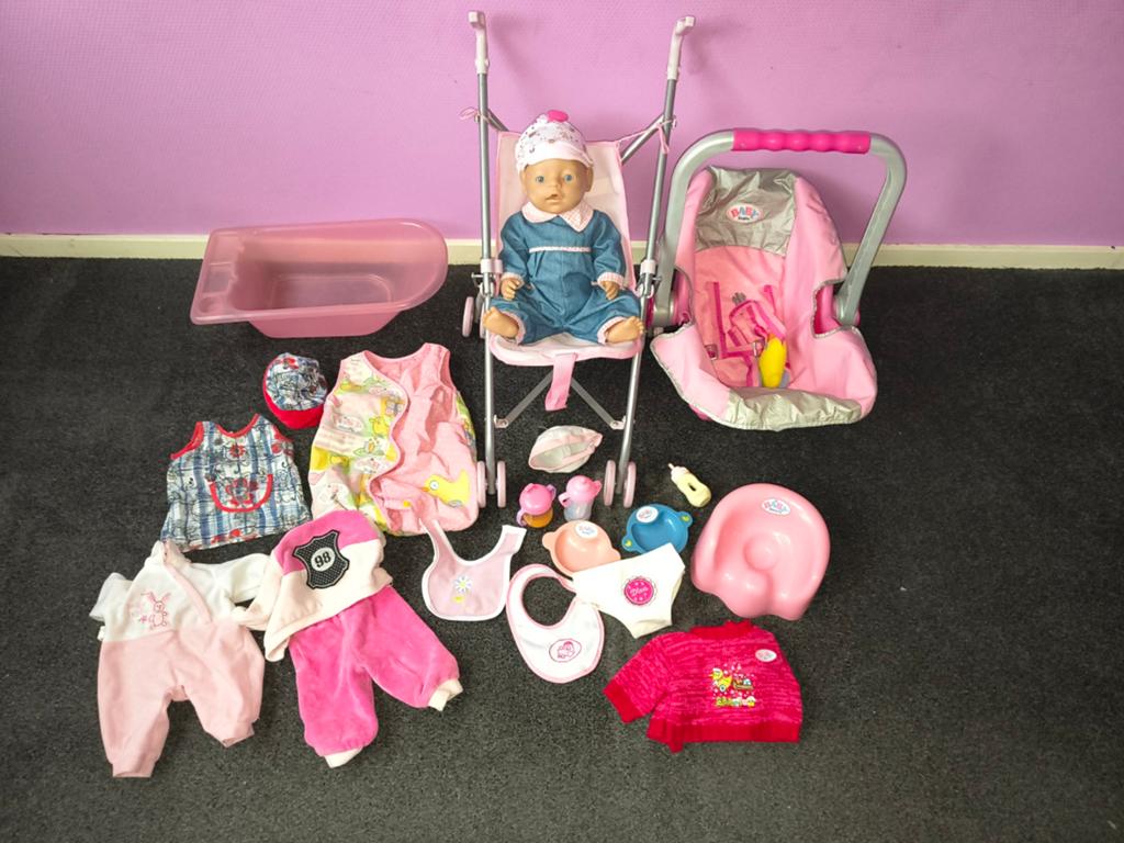 Baby Born met complete set accessoires, Ophalen of Verzenden, Gebruikt, Babypop