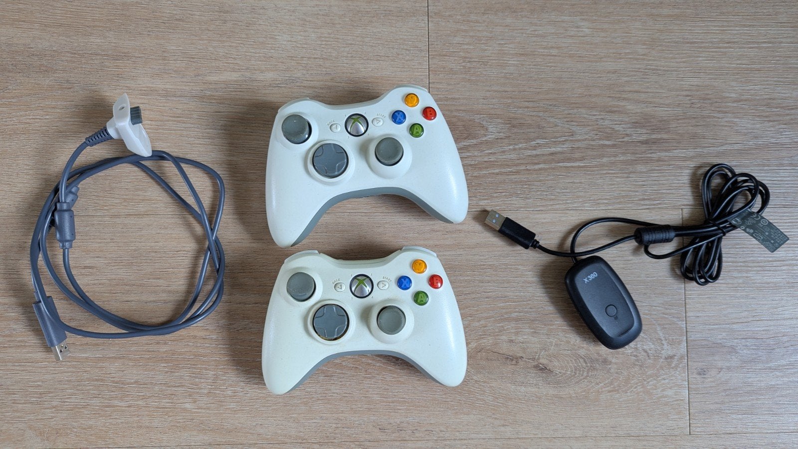 2x Xbox 360 Controllers met Play & Charge Kit, Spelcomputers en Games, Ophalen, Gebruikt, Controller, Xbox 360