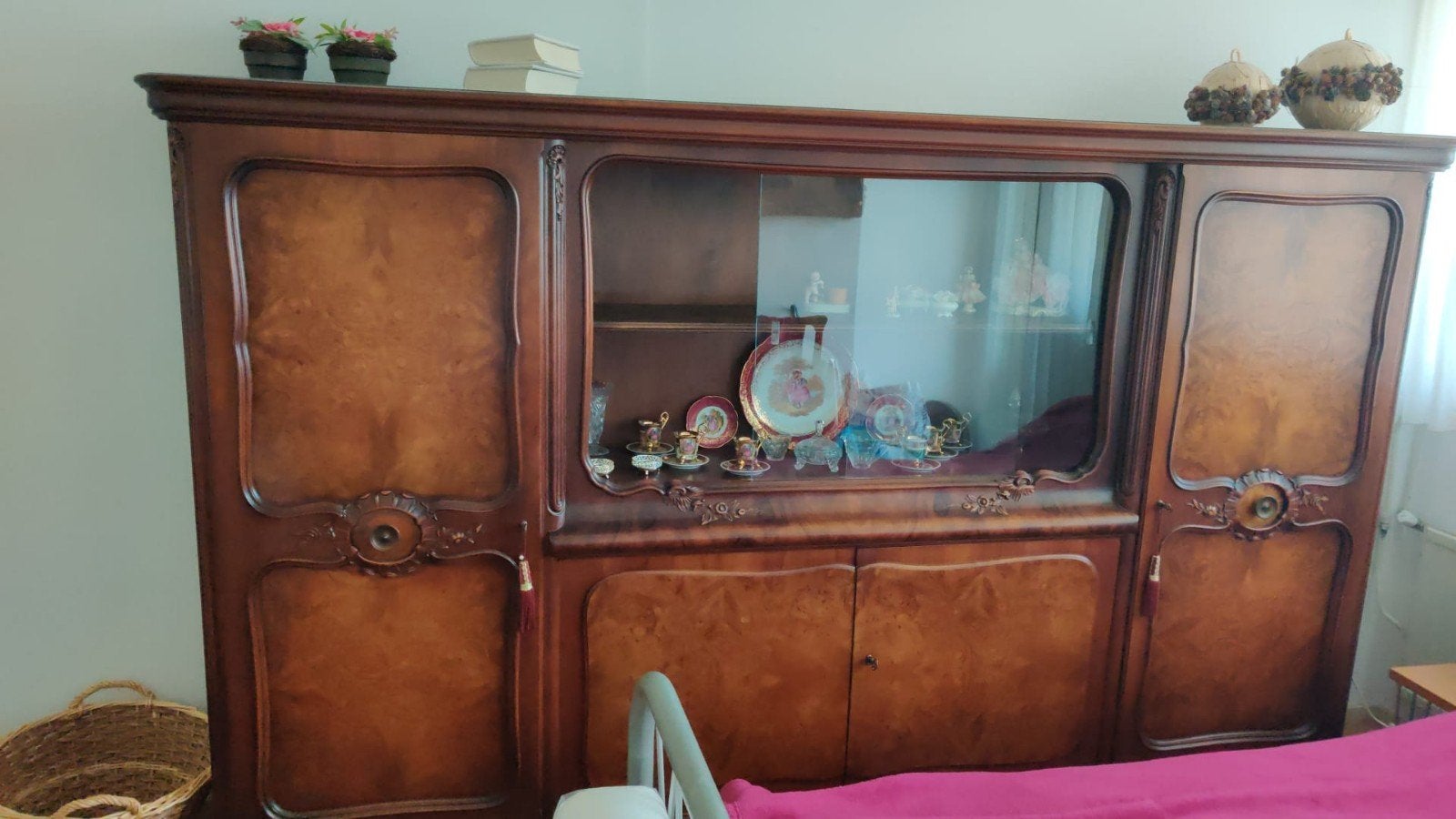 Prachtige Notenhouten Vitrinekast, Huis en Inrichting, Kasten | Vitrinekasten, Gebruikt, 50 tot 75 cm, Met deur(en), Met plank(en)