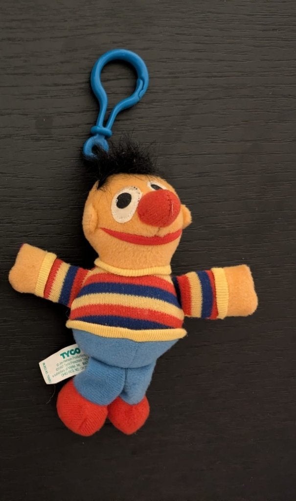 Sesamstraatknuffel Ernie met hanger, Ophalen of Verzenden, Zo goed als nieuw, Overige typen