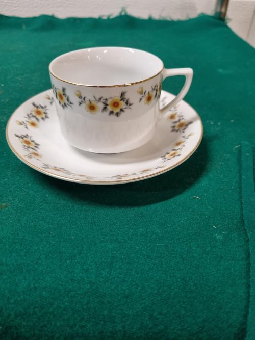 Kop en schotel gele bloemen, Ophalen of Verzenden