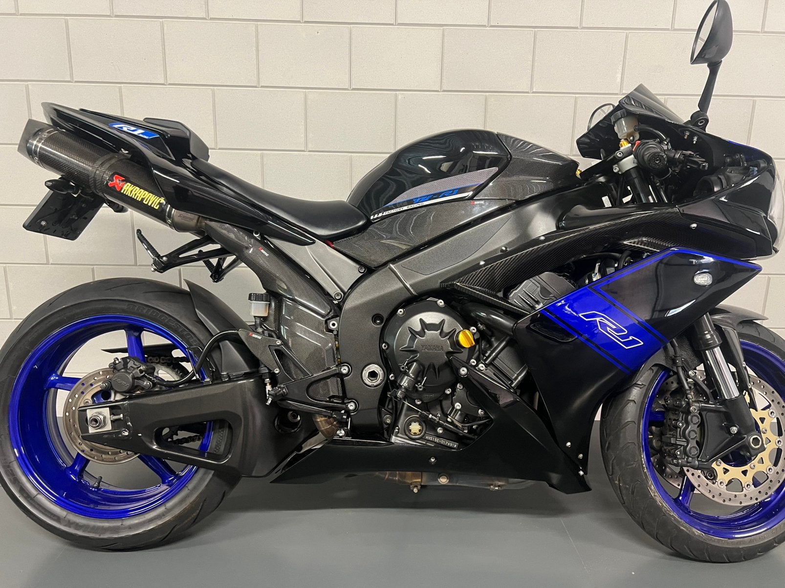 Yamaha YZF-R1 Sportmotor - Zwart/Blauw met Akrapovic uitlaat, Sportuitlaat, 4 cilinders, Motorrijbewijs A, Gebruikt
