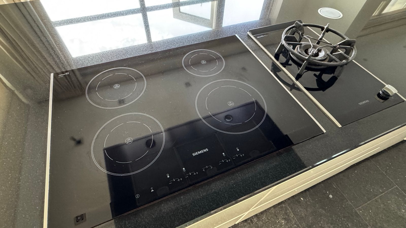 Foto 13 van Siematic Keuken met Eiland en Zwart Granieten Blad