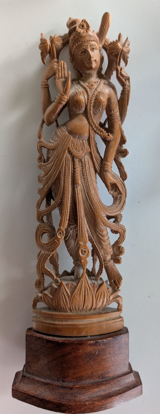 Beeldje van godin op lotusvoet, Ophalen of Verzenden, 20 - 50 cm, Beeld, Hout