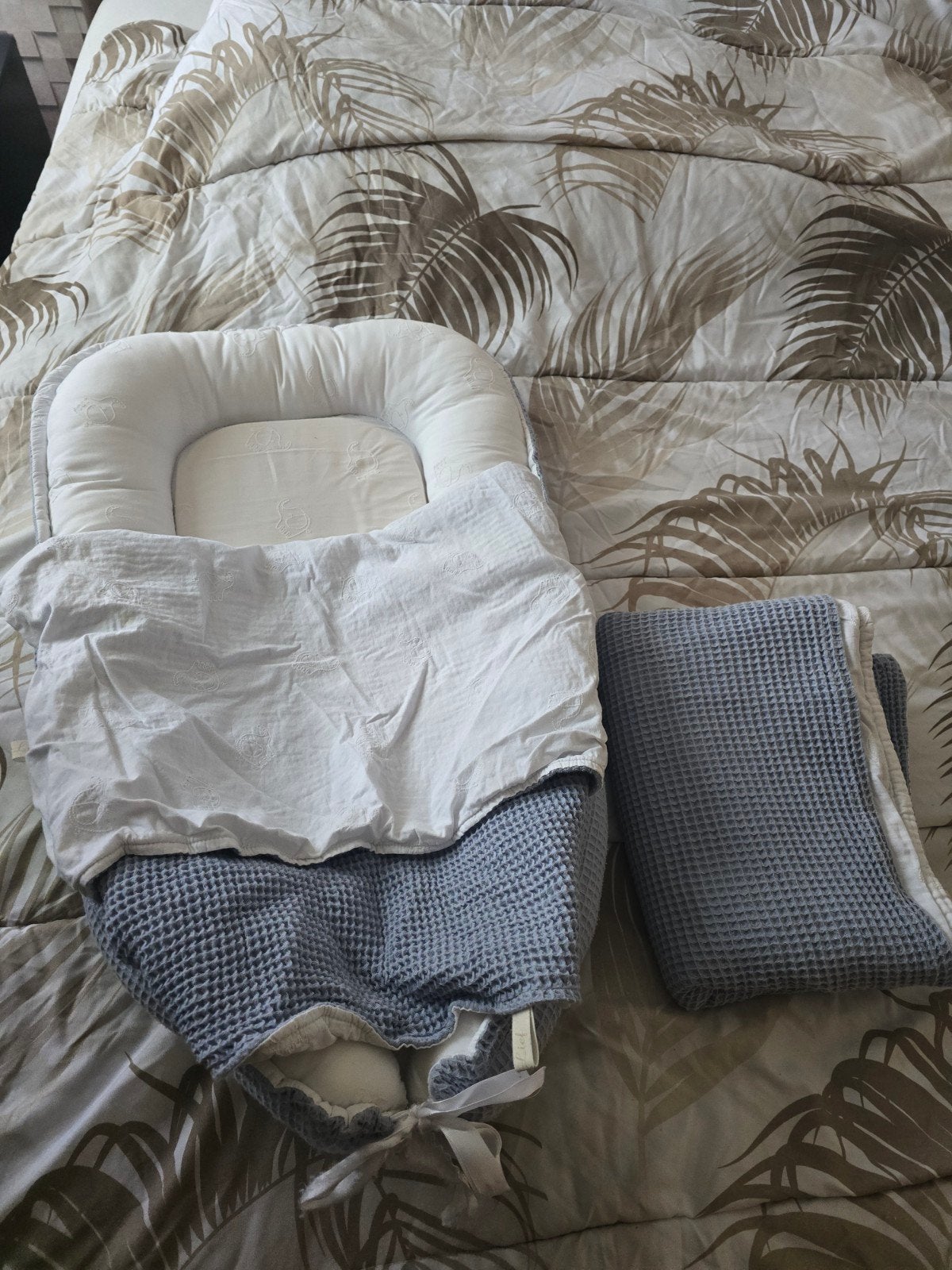 Babynestje inclusief 3 dekentjes en aankleedkussenhoes, Ophalen of Verzenden, Gebruikt