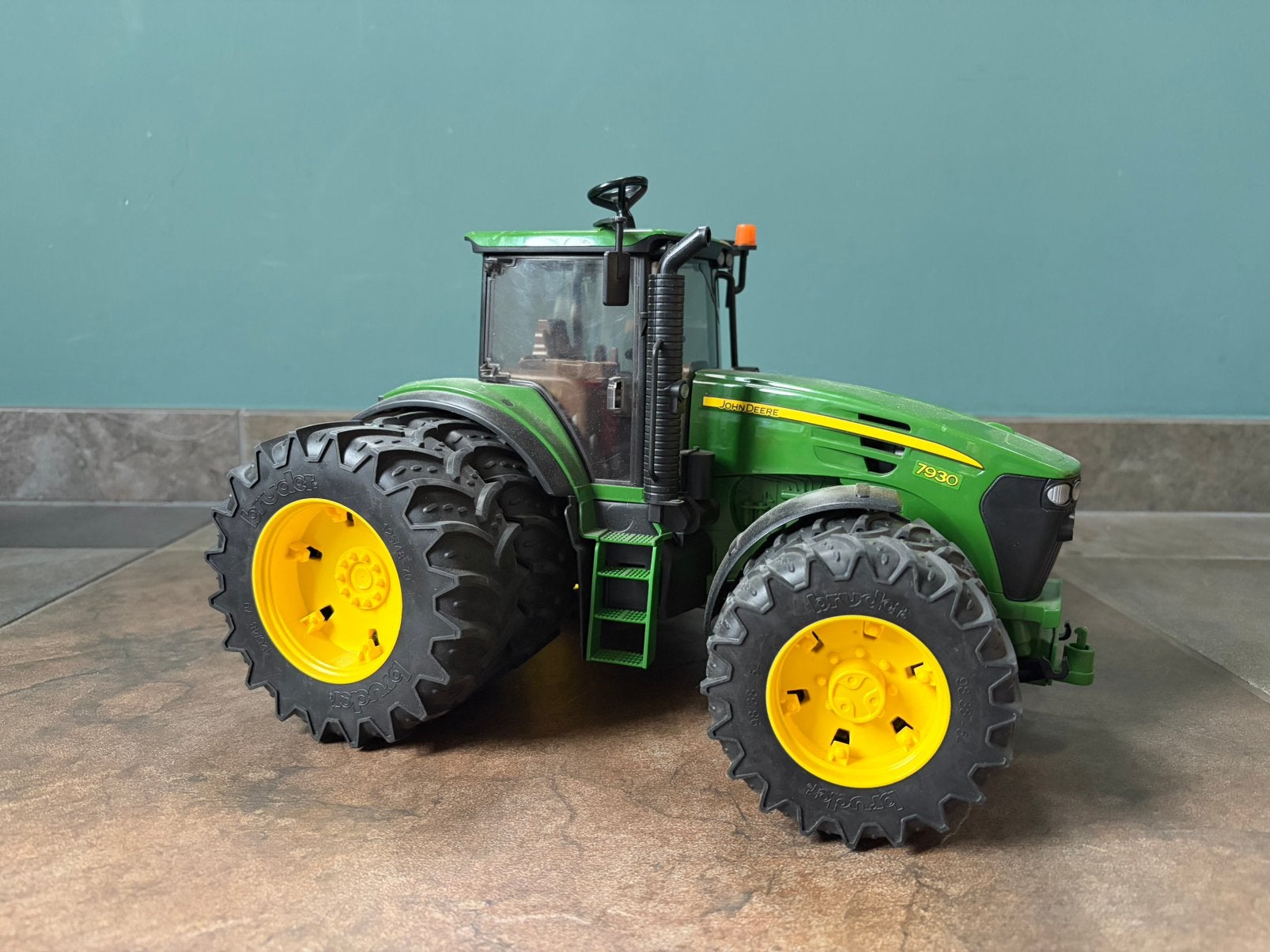 Bruder 3052 John Deere 7930 dubbele banden en ploeg, Ophalen of Verzenden, Zo goed als nieuw