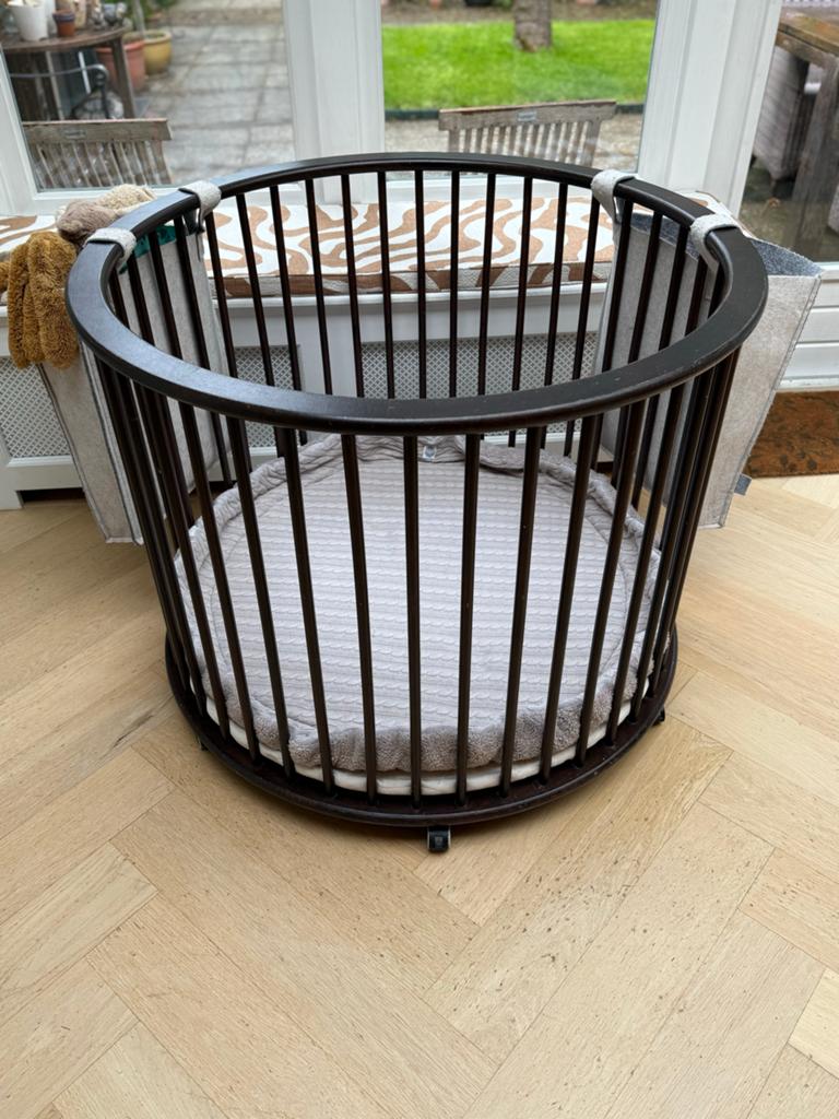 Donkerbruine ronde Bopita box incl. matras, kleed en tassen, Kinderen en Baby's, Boxen, Ophalen, Gebruikt, Rond, In hoogte verstelbaar