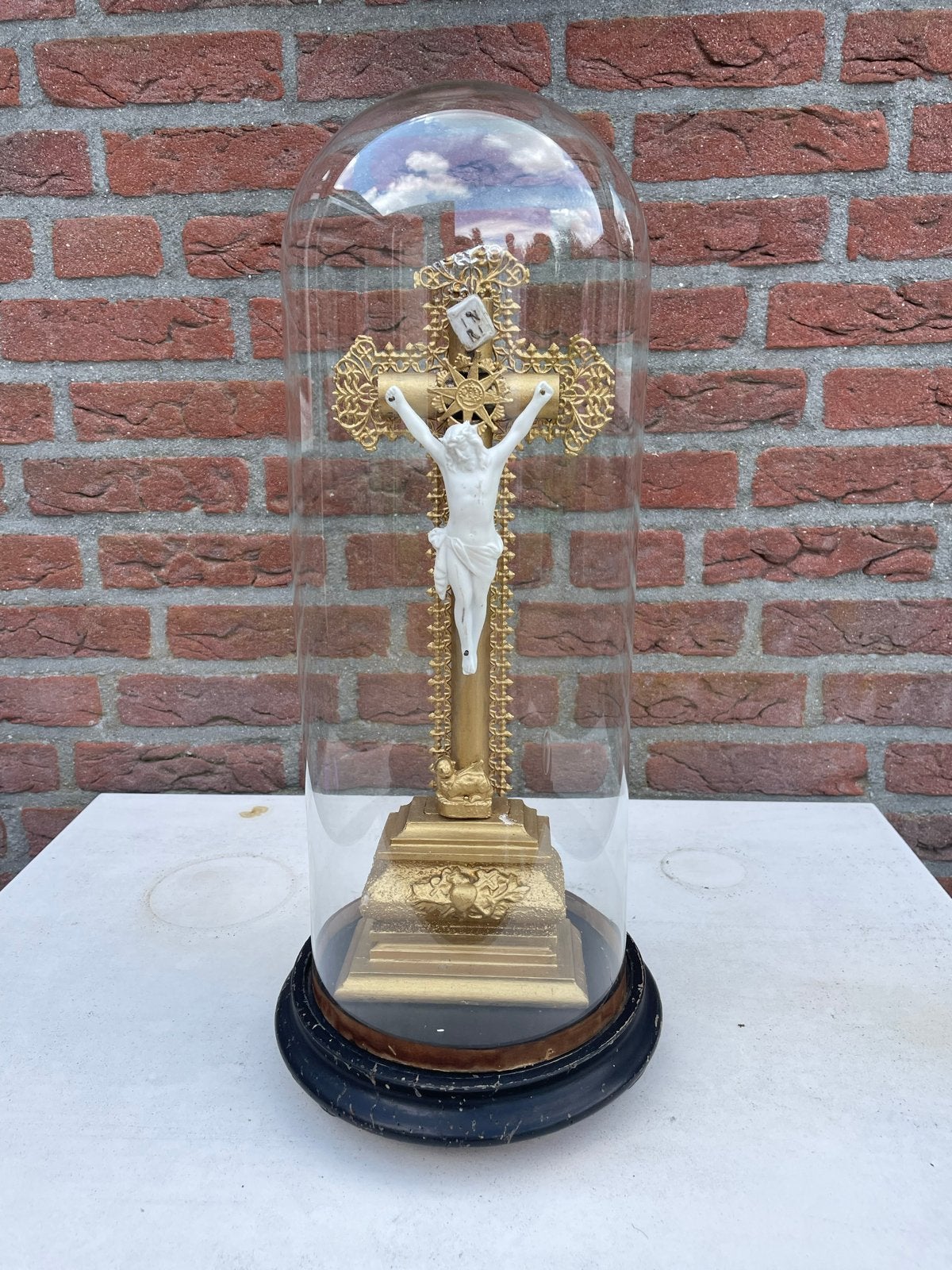 Antiek Kruisbeeld onder Glazen Stolp, Ophalen