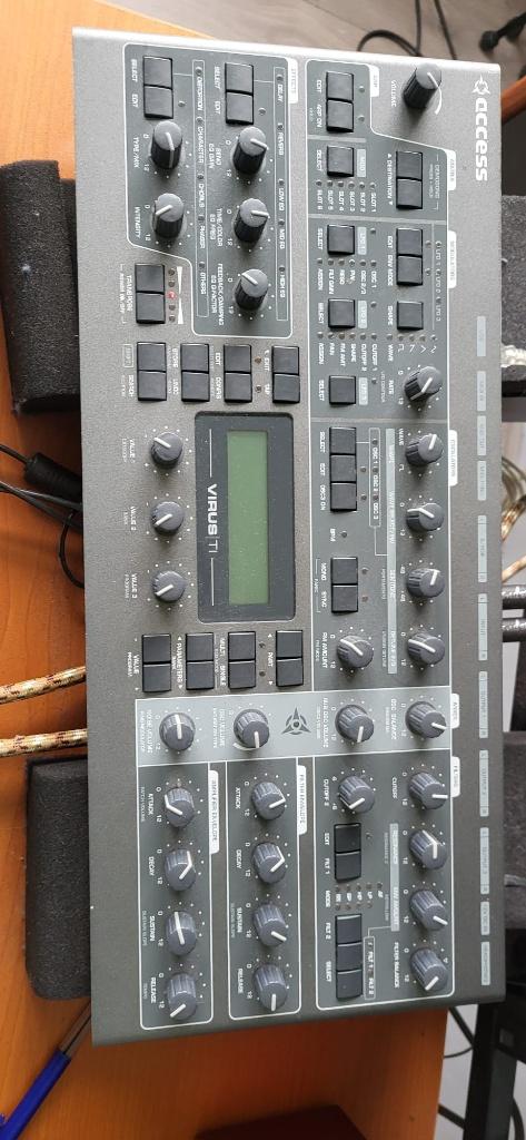 Virus TI 2 Tabletop synthesizer, Band