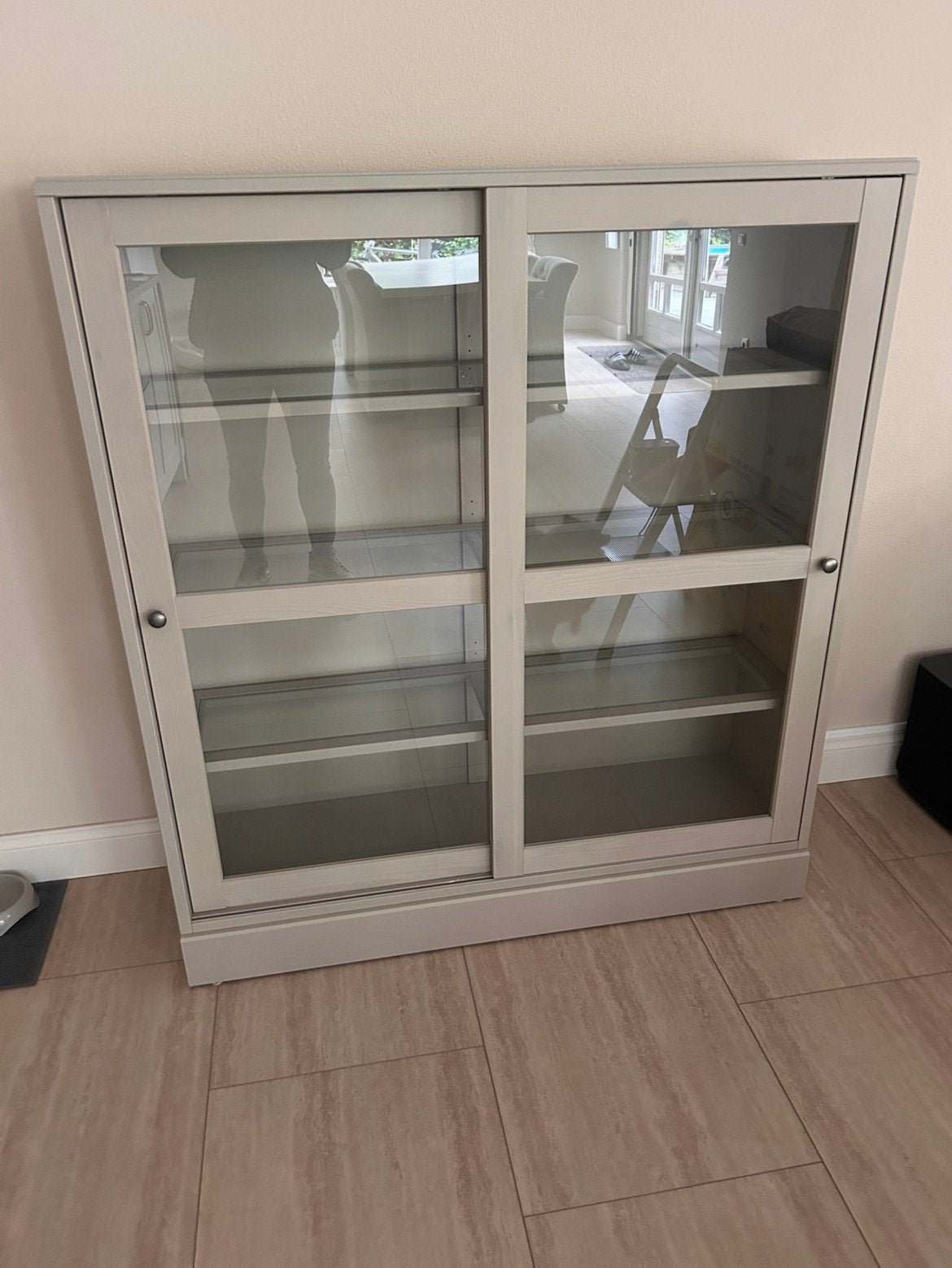 Vitrinekast Havsta grijs beige, Ophalen, Zo goed als nieuw, 80 tot 120 cm
