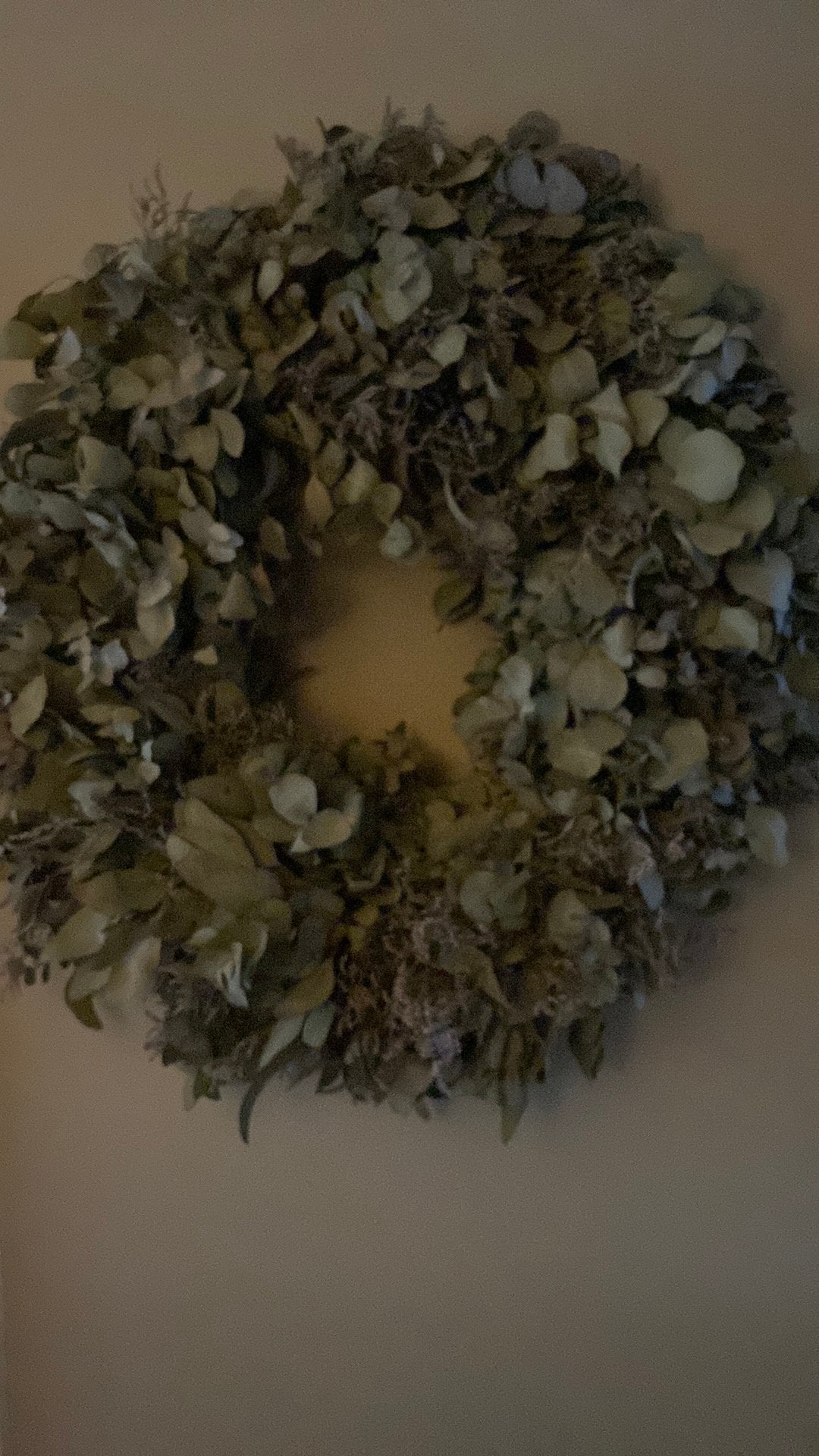 Decoratieve krans van gedroogde eucalyptus en bloemen, Ophalen of Verzenden, Zo goed als nieuw, Krans, Natuurlijk materiaal