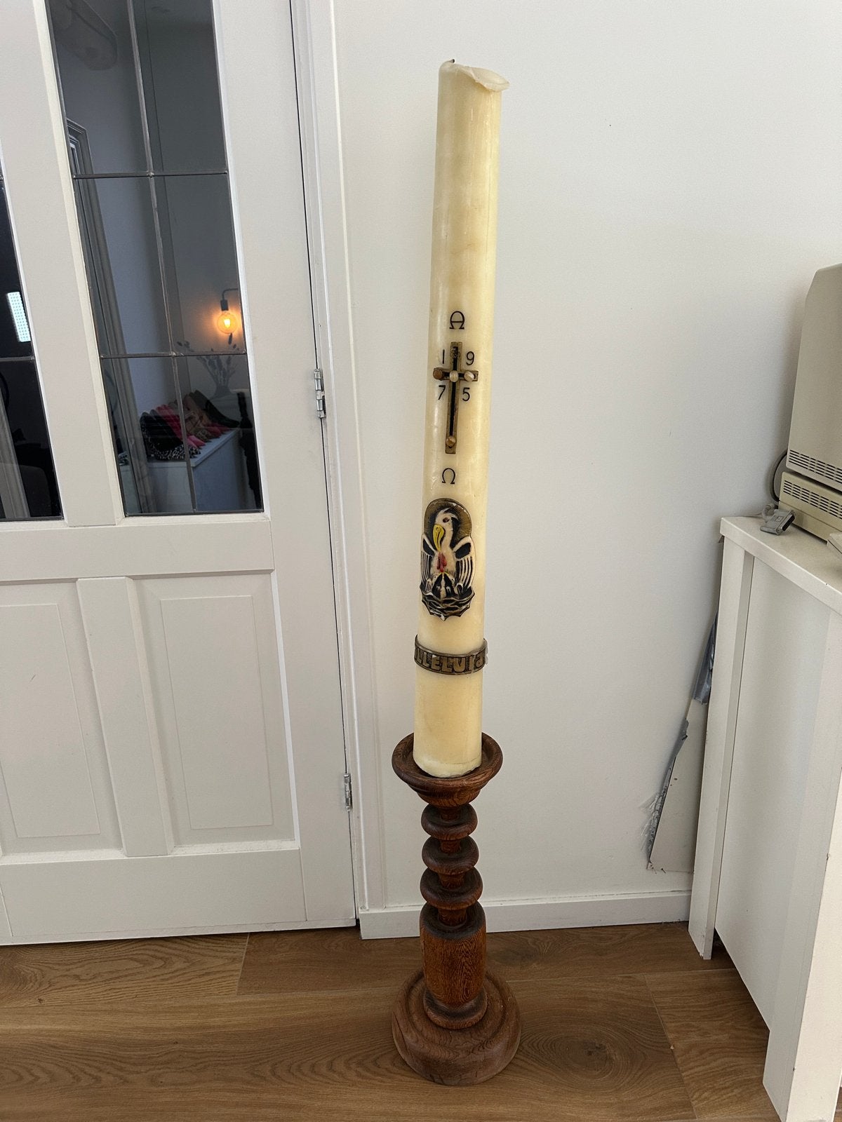 Vintage Paaskaars uit 1975 met houten sokkel, Ophalen