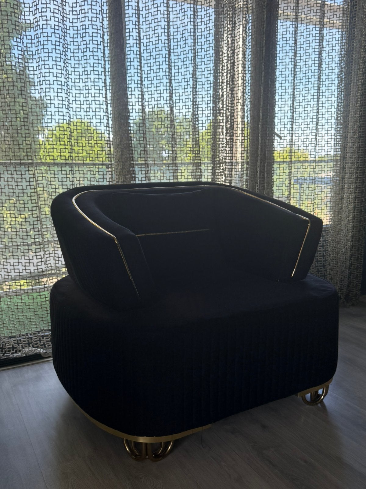 Luxe velvet fauteuil zwart met gouden, Rond, Zo goed als nieuw, 100 tot 125 cm, Stof