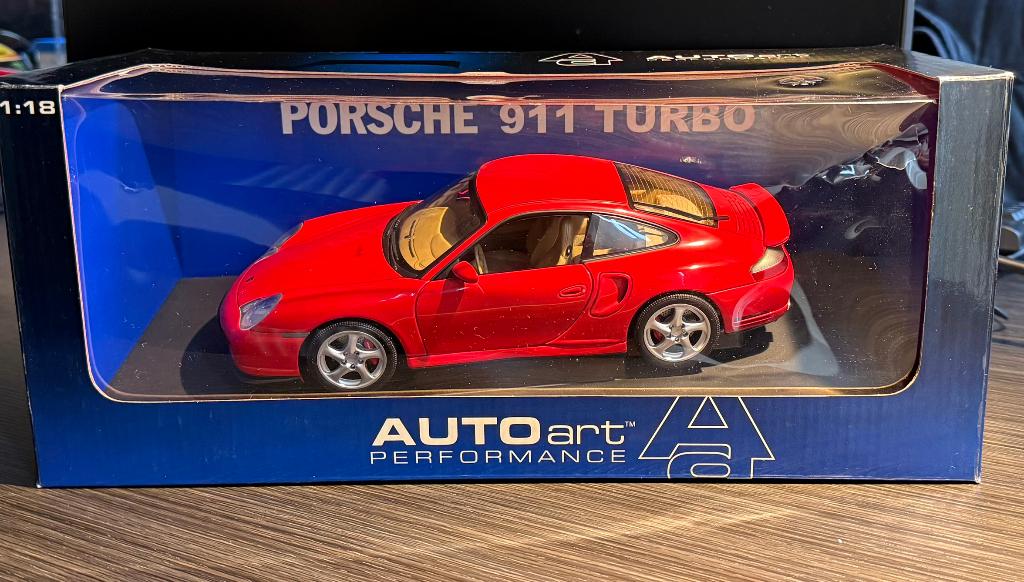 Autoart Porsche 911 996 Turbo Indischrot 1:18, Hobby en Vrije tijd, Modelauto's | 1:18, Ophalen of Verzenden, Zo goed als nieuw