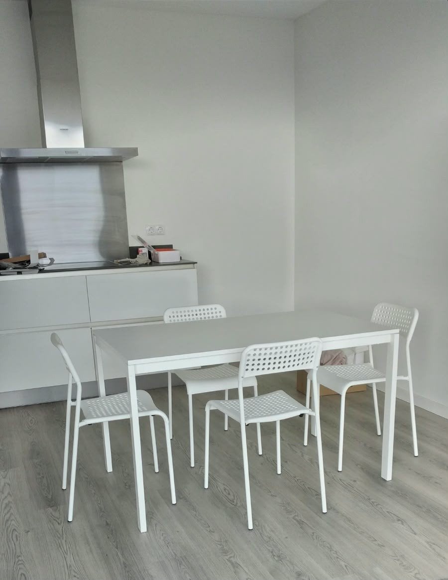 IKEA VIHALS tafel met 4 SANDSBERG stoelen (125x74 cm), Ophalen of Verzenden, Zo goed als nieuw, 4 tot 6 stoelen