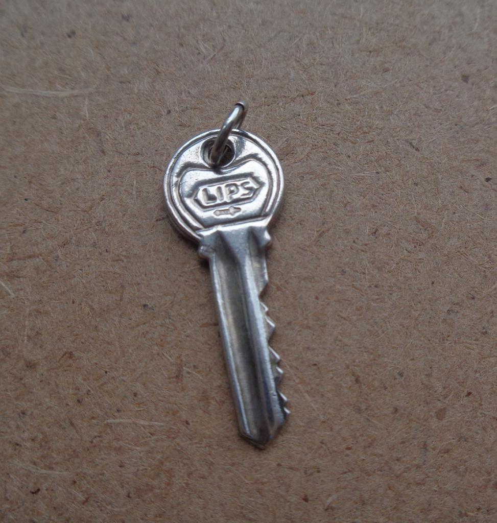 zilveren vintage bedel lips sleutel [893], Overige merken, Verzenden, Zo goed als nieuw, 1 bedel