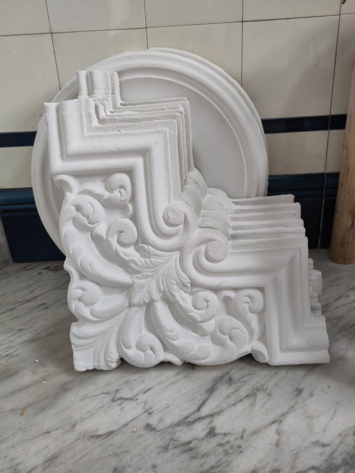3 Gipsen plafond rozetten en 6 gipsen plafond sierhoeken, Ophalen of Verzenden