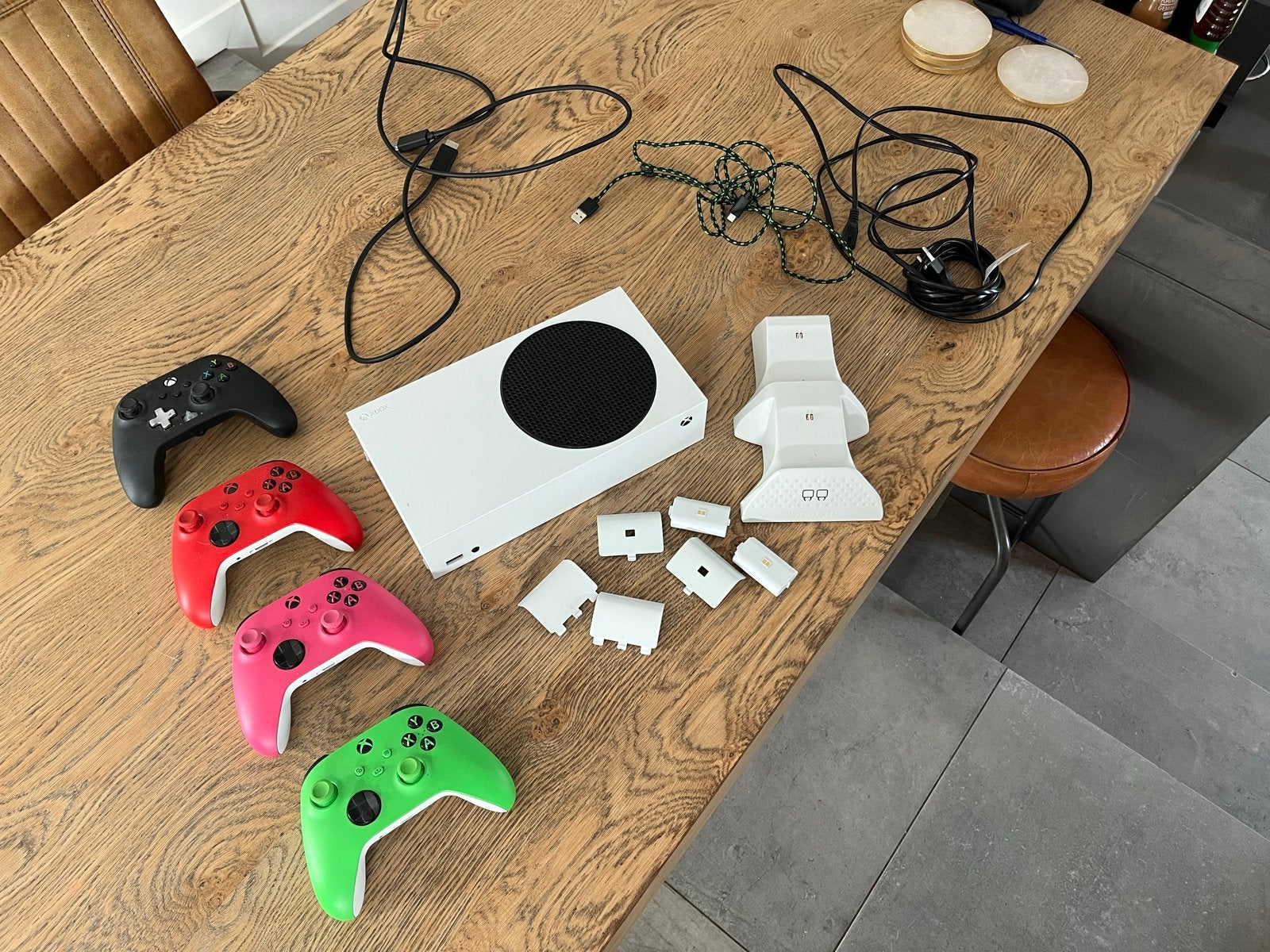 Xbox Series S met 4 controllers en oplaadstation