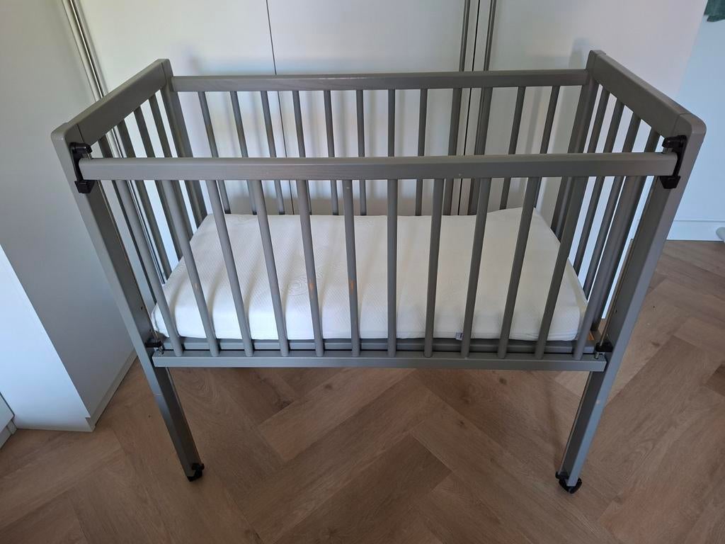Petit Amelie grijze co-sleeper wieg met matras, Kinderen en Baby's, Babywiegjes en Ledikanten, Ophalen