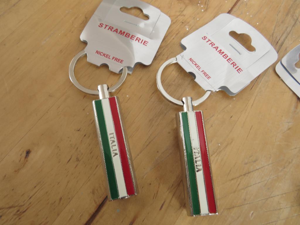 nieuwe sleutelhangers italie 2 met fluitje 1 met drie bedels, Ophalen of Verzenden, Nieuw, Stad of Land