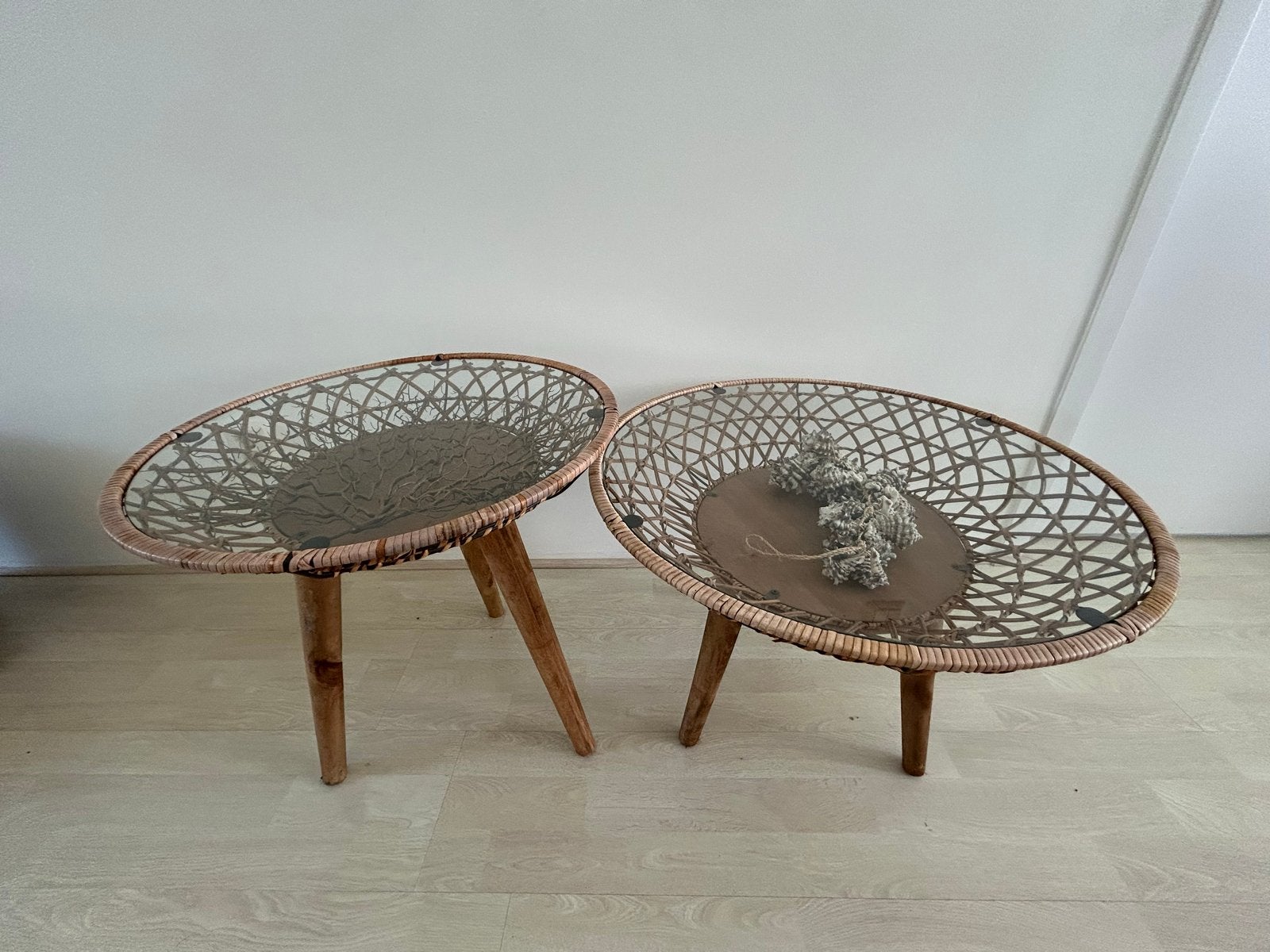 Rotan salontafels met glasplaat - set van 2, Huis en Inrichting, Tafels | Salontafels, Gebruikt, 5 – 50, 50 tot 100 cm, Rond, Glas