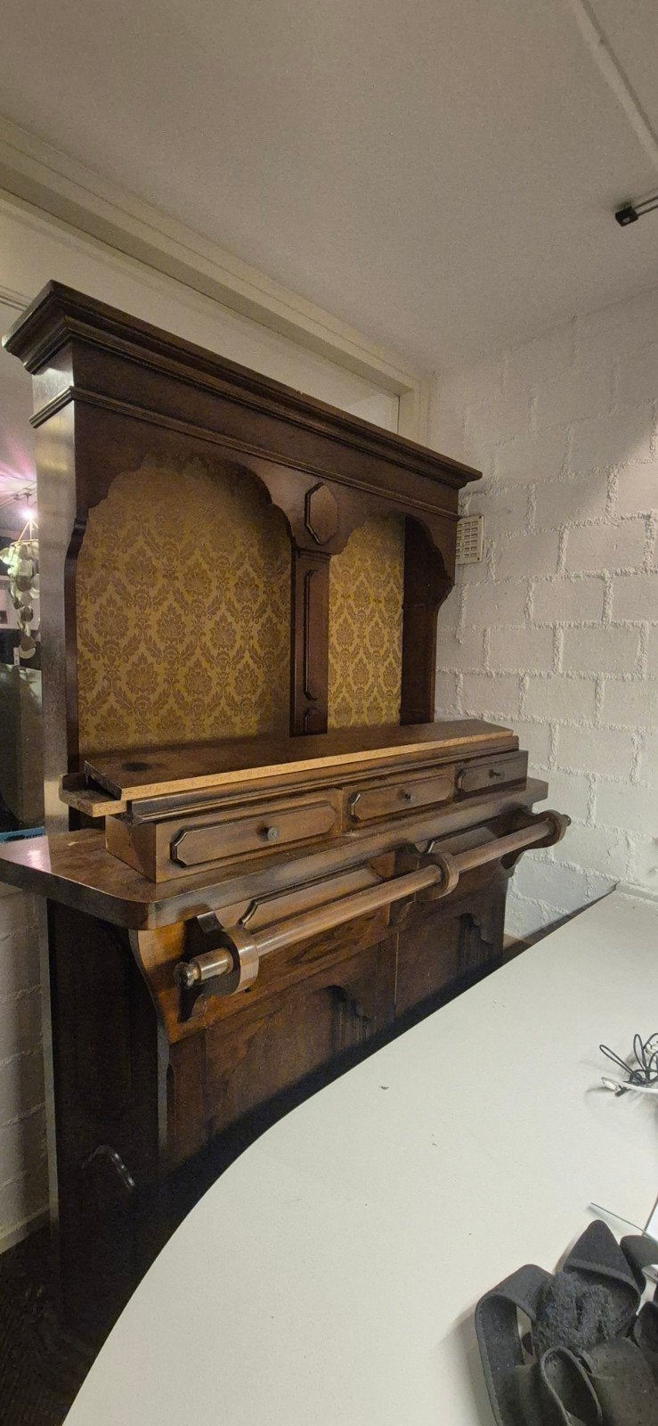 Antieke houten bar met achterwand en krukken, Ophalen, Gebruikt, Inclusief barstoelen