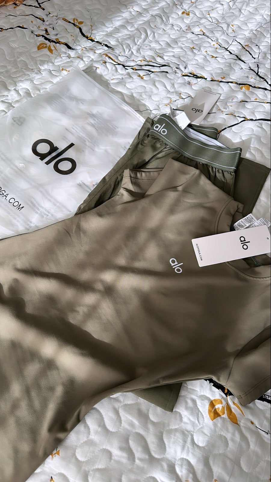 Alo Yoga sportset - shirt en broek, Kleding | Dames, Sportkleding, Maat 38/40 (M), Nieuw, Ophalen of Verzenden, Fitness of Aerobics