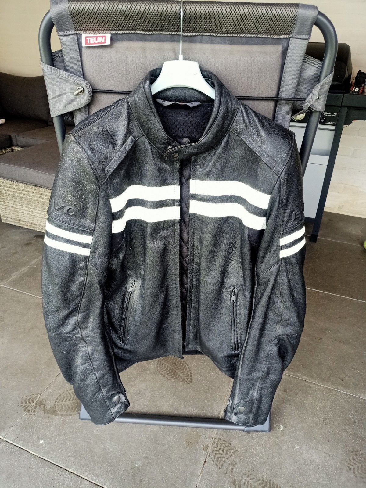Zwarte leren motorjas met witte strepen, maat 48, Motoren, Kleding | Motorkleding, Evolution, Heren, Jas | leer, Ophalen of Verzenden