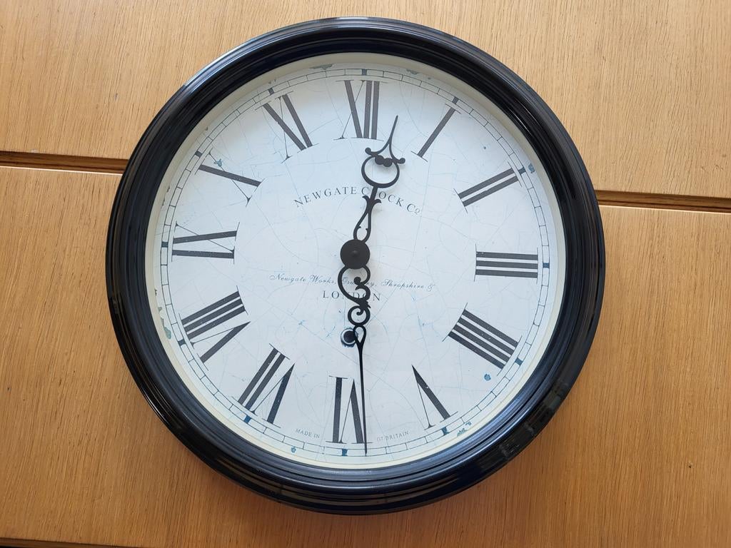 Grote (50cm) ronde wandklok - Newgate Clock Co. London, Huis en Inrichting, Ophalen of Verzenden, Gebruikt, Analoog, Wandklok