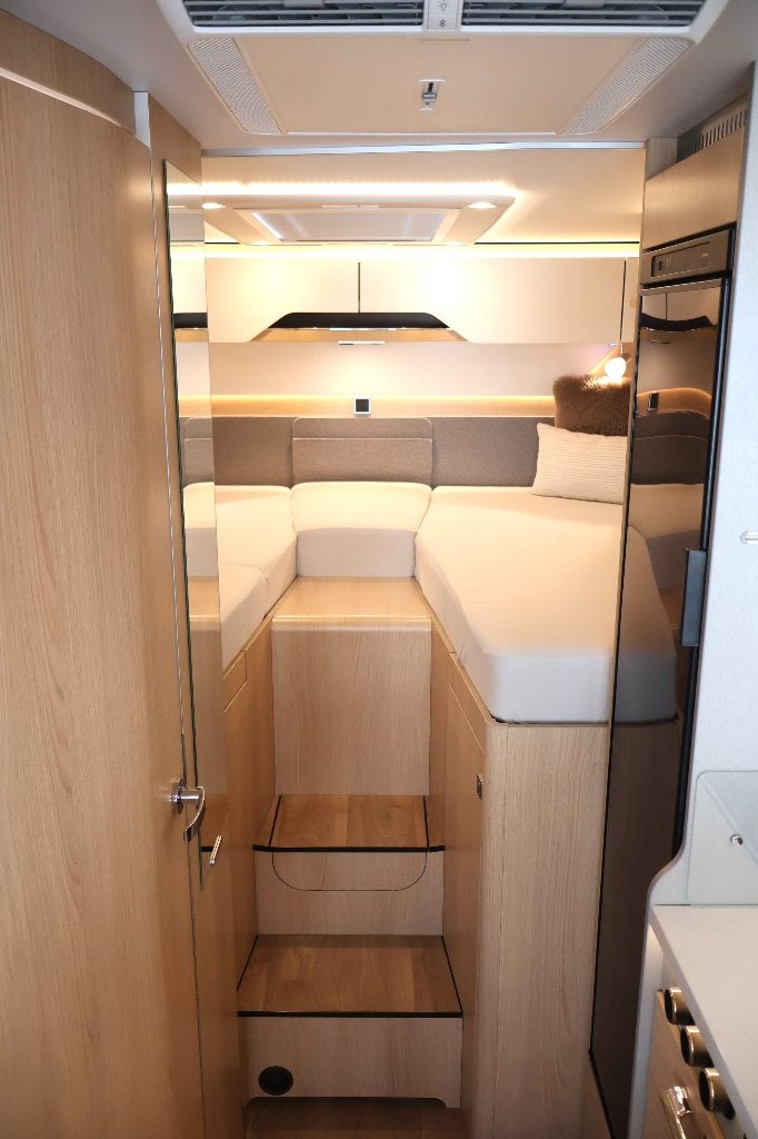 Foto 19 van Hymer BMC-I 600 WhiteLine ! BOVENKASTEN ! ALDE ! E&P LEVEL !
