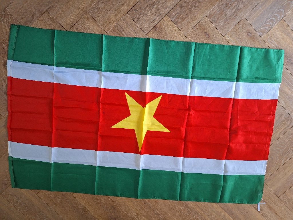 Moderne Surinaamse Vlag (150cm bij 90cm), Diversen, Ophalen of Verzenden, Zo goed als nieuw