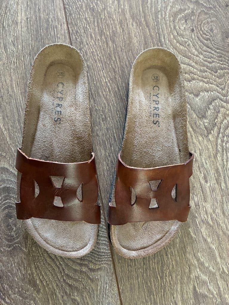 Leren slippers Cypres, 38, Bruin, Cypres, Zo goed als nieuw, Sandalen of Muiltjes