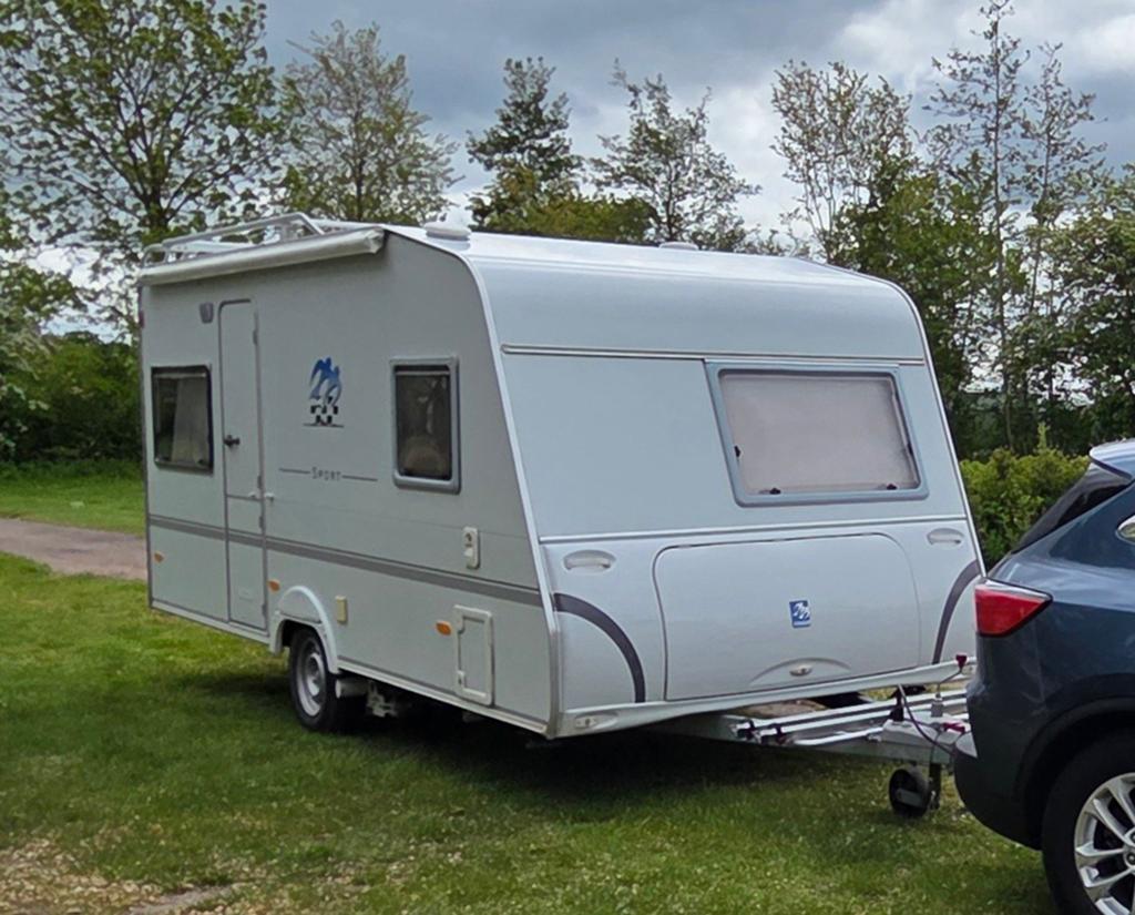 Knaus Sport 450, 2004, Caravans en Kamperen, Caravans, Rondzit, Frans bed, 750 - 1000 kg, Particulier