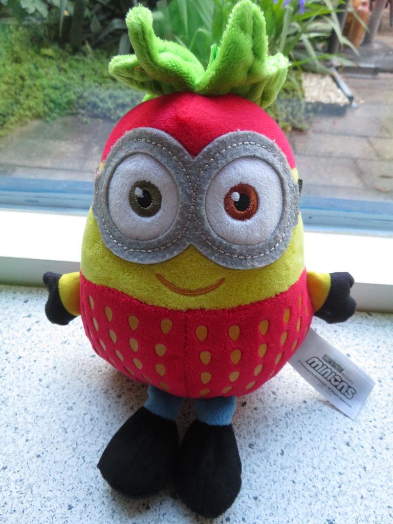 Minion Minions Aardbei zacht velours meet ca 24 cm, Overige typen, Ophalen of Verzenden, Zo goed als nieuw, Wasbaar